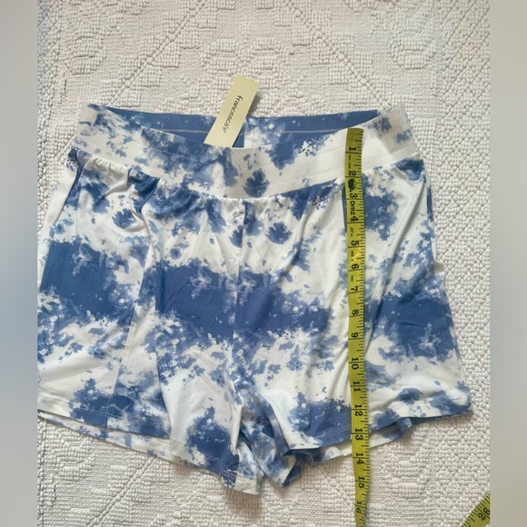 TRIXXI Women's Tie Dye shorts bermudas Elastic waistine White Blue medium NWT - Picture 3 of 6